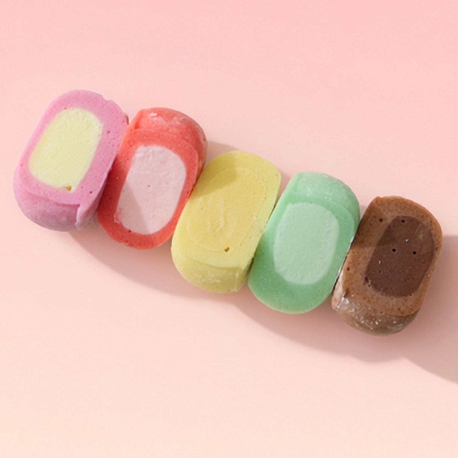 다섯 가지 맛의 단면을 보여주는 하트 아이스크림